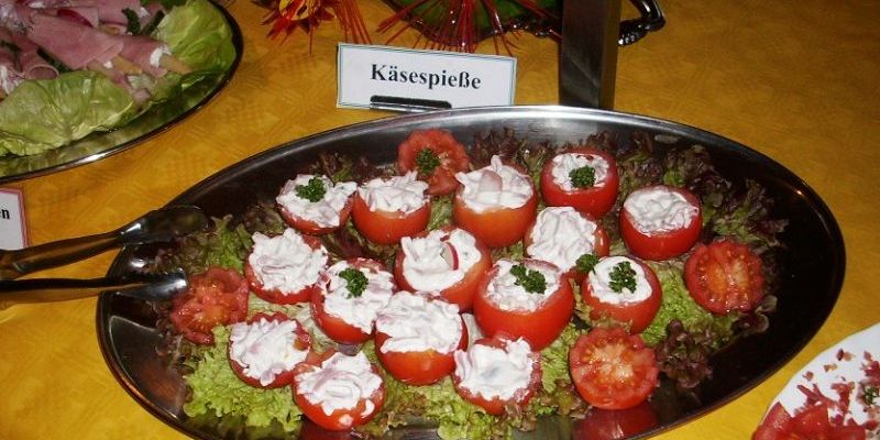 Tomaten mit Fleischsalat-Füllung