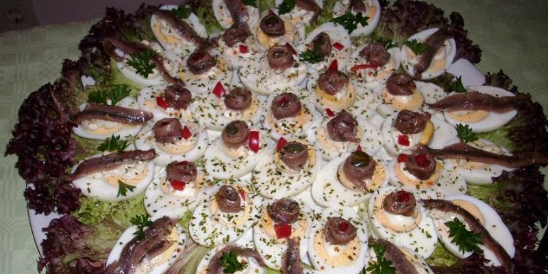halbe Eier mit Sardellenfilet