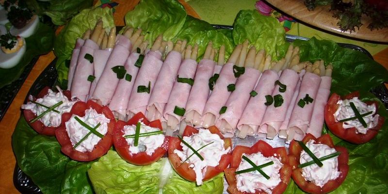 Schinkenröllchen und Tomatenkrone