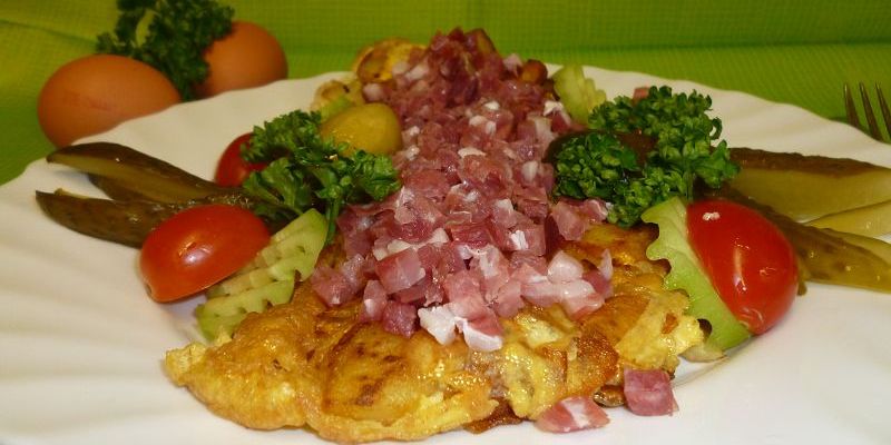Eier-Omelett mit Schinkenwürfel